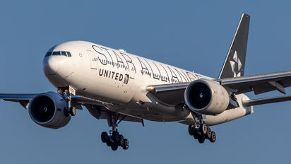 N76021 - United Airlines Boeing 777-200ER