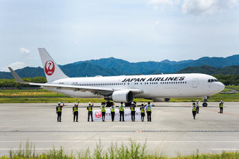 JA618J - JAL - Japan Airlines Boeing 767-300ER