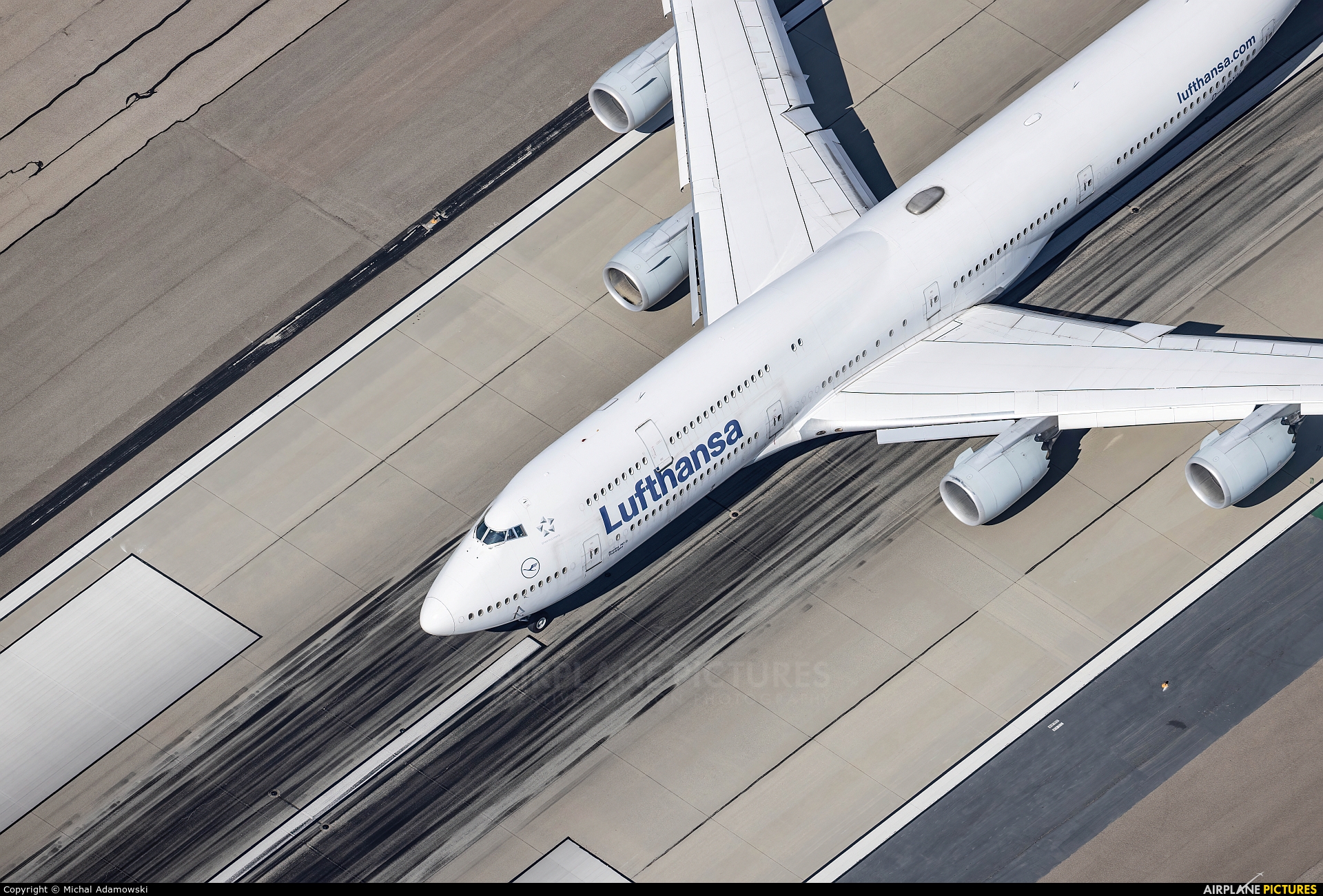 Lufthansa D-ABYH aircraft at Los Angeles Intl