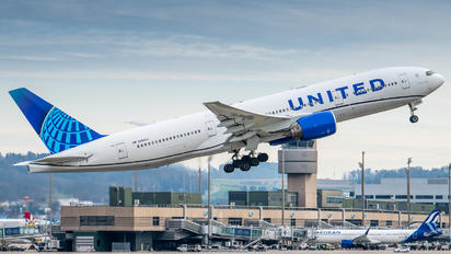 N204UA - United Airlines Boeing 777-200