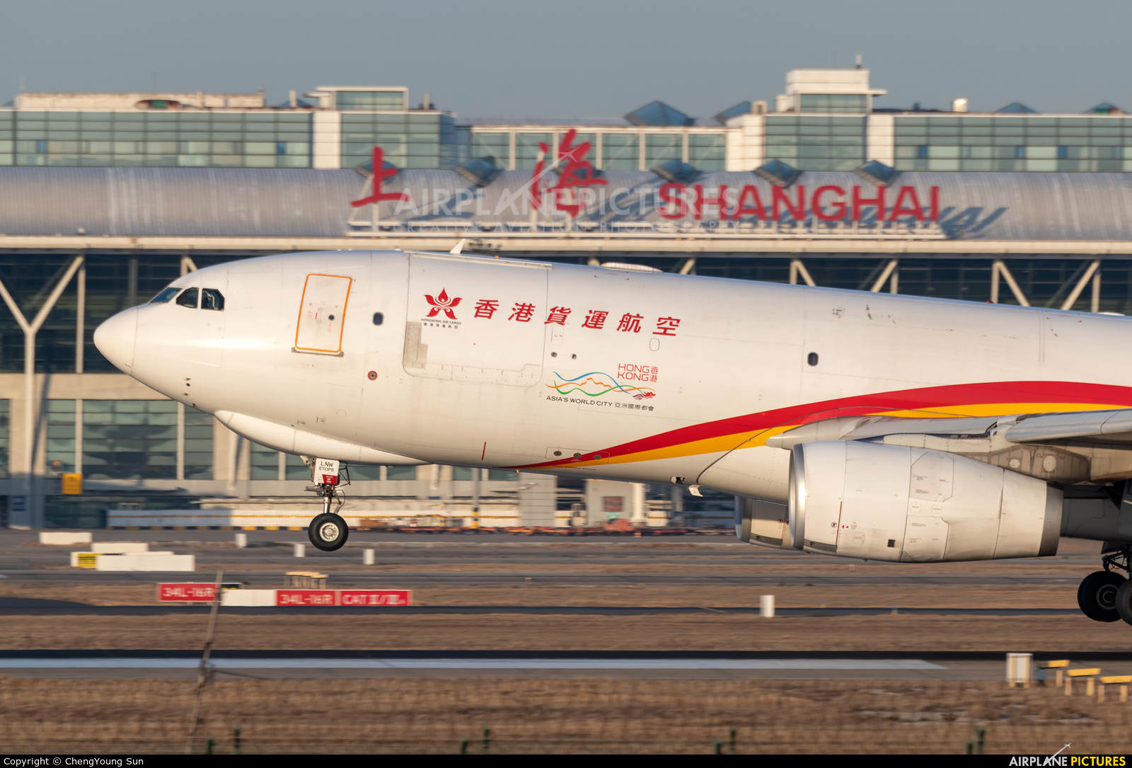 Hong Kong Airlines B-LNW aircraft at Shanghai - Pudong Intl