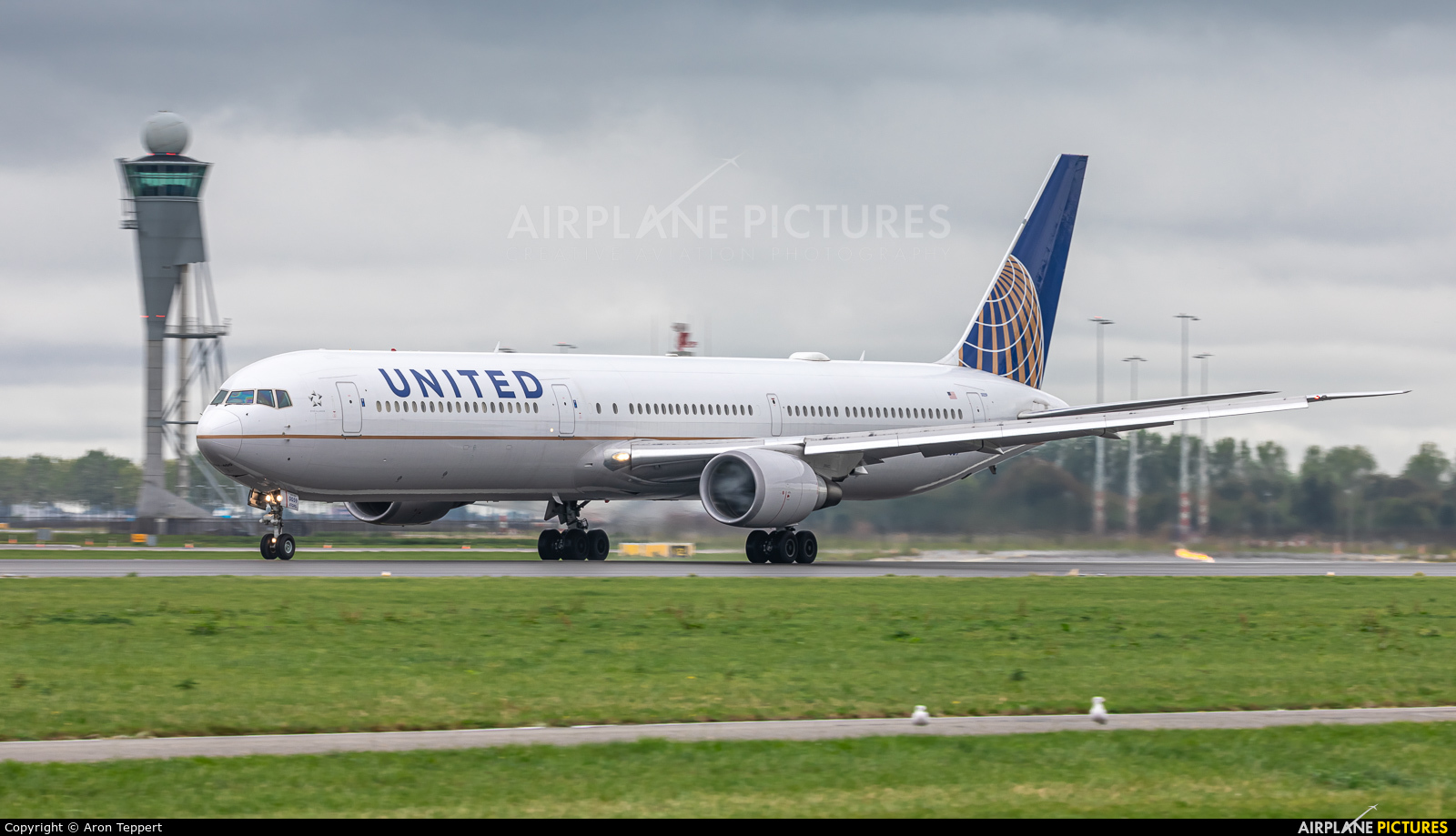 United Airlines N69059 aircraft at Amsterdam - Schiphol