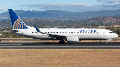 N76523 - United Airlines Boeing 737-800