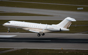 M-LOLA - Private Bombardier BD-700 Global Express XRS 