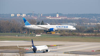 N14016 - United Airlines Boeing 787-10 Dreamliner