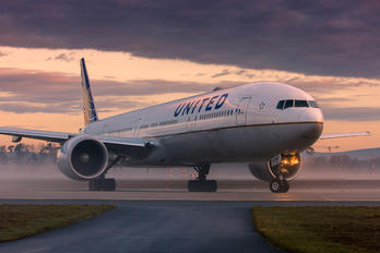 N2747U - United Airlines Boeing 777-300ER