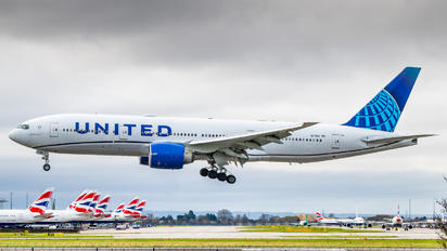 N77012 - United Airlines Boeing 777-200ER