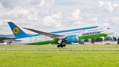 UK78702 - Uzbekistan Airways Boeing 787-8 Dreamliner