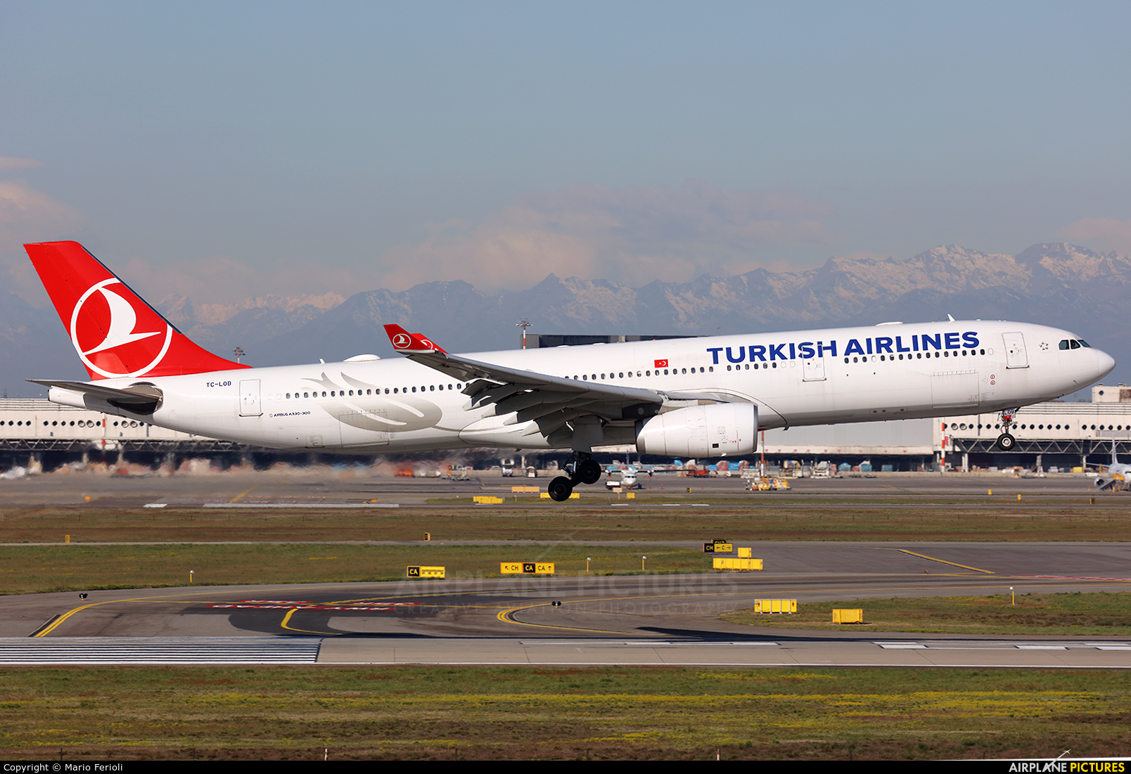 Turkish Airlines TC-LOB aircraft at Milan - Malpensa
