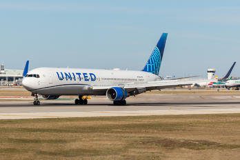 N676UA - United Airlines Boeing 767-300ER