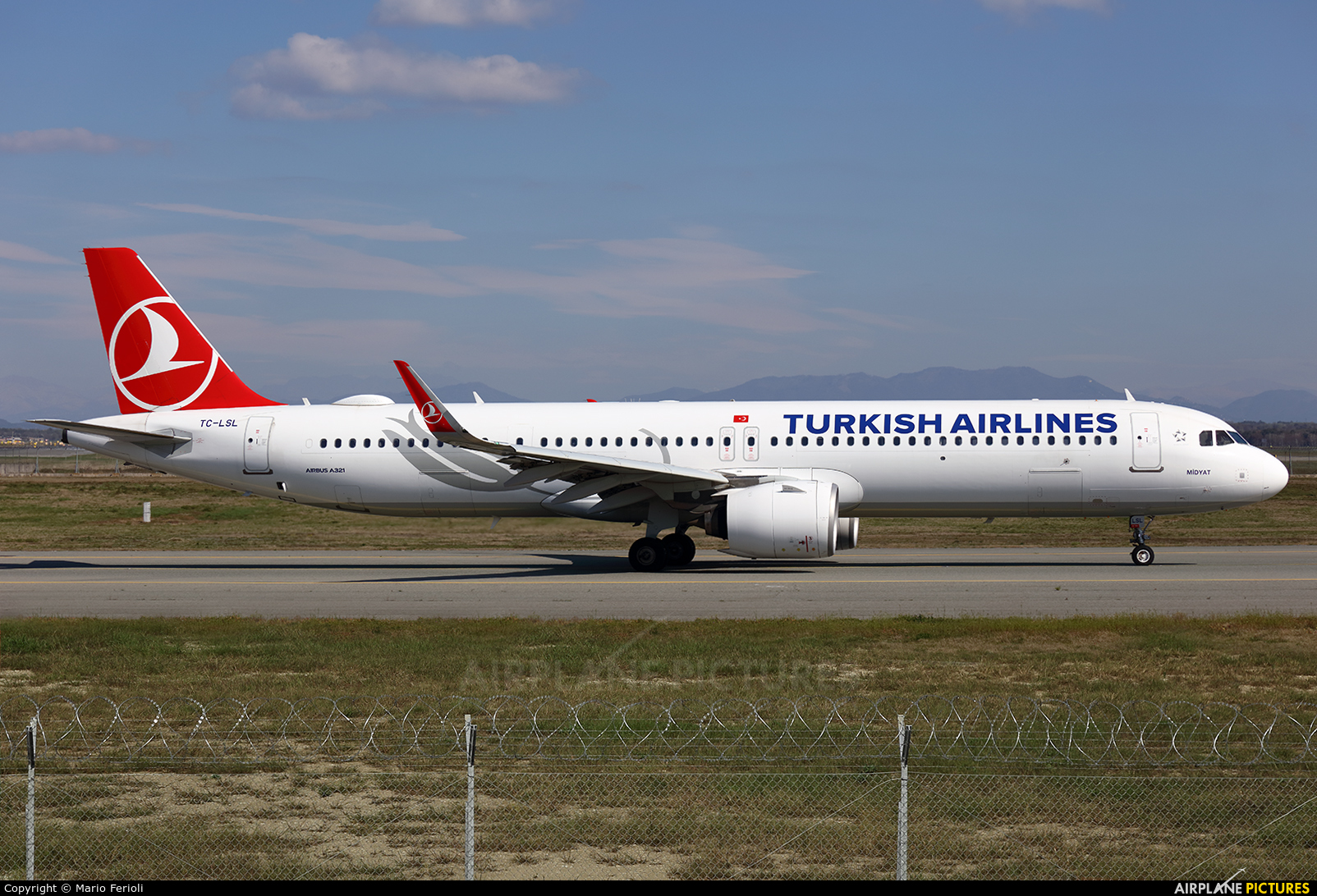 Turkish Airlines TC-LSL aircraft at Milan - Malpensa