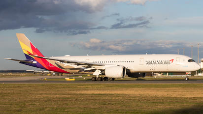 HL7579 - Asiana Airlines Airbus A350-900