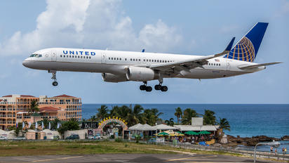 N17133 - United Airlines Boeing 757-200