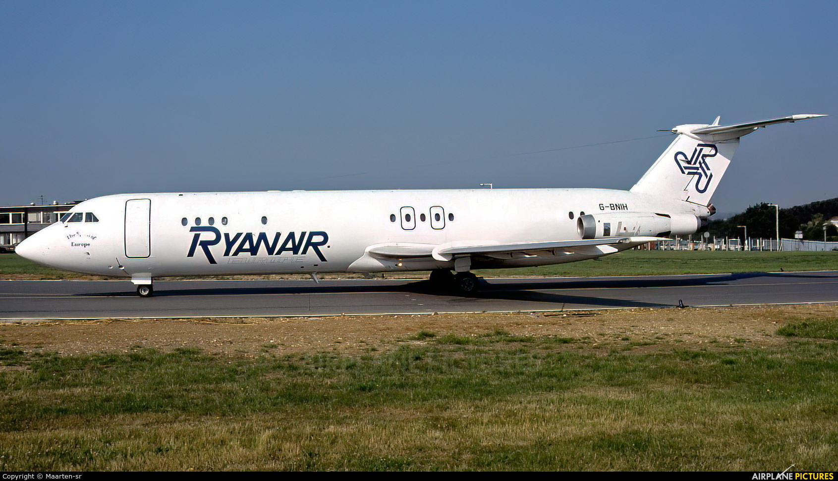 Ryanair G-BNIH aircraft at London - Luton