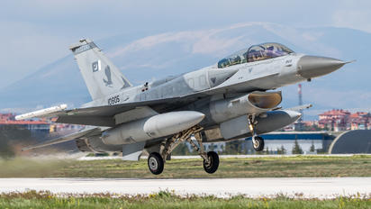 10805 - Pakistan - Air Force General Dynamics F-16D Fighting Falcon