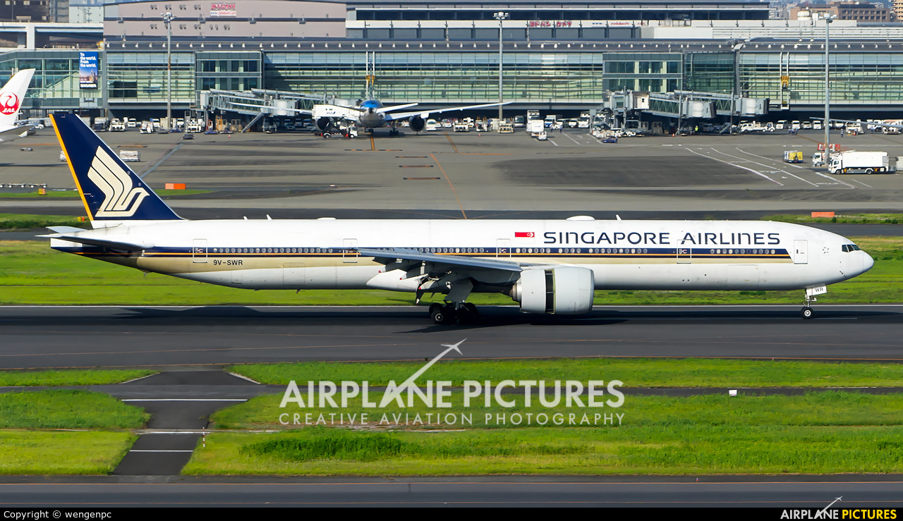 Singapore Airlines 9V-SWR aircraft at Tokyo - Haneda Intl