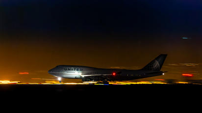 - - United Airlines Boeing 747-400