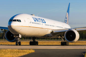 N2243U - United Airlines Boeing 777-300ER