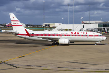 VH-VXQ - QANTAS Boeing 737-800