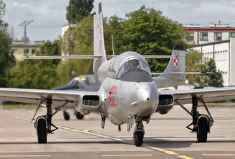 1402 - Fundacja Biało-Czerwone Skrzydła PZL TS-11 Iskra