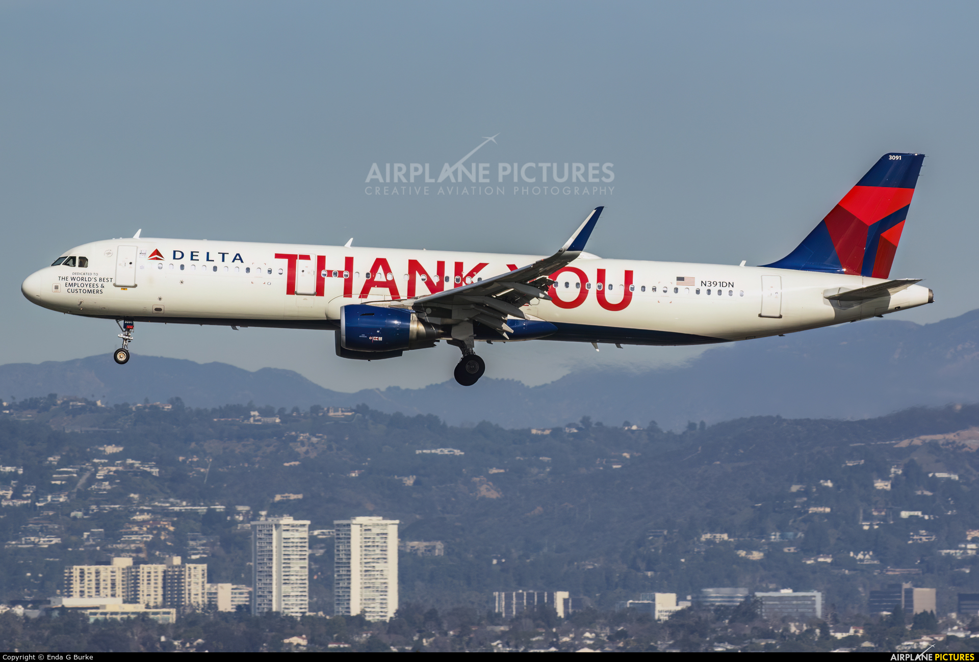 Delta Air Lines N391DN aircraft at Los Angeles Intl