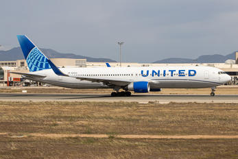 N654UA - United Airlines Boeing 767-300ER