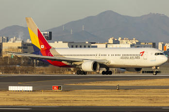 HL7528 - Asiana Airlines Boeing 767-300