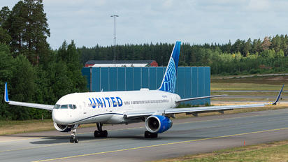 N17104 - United Airlines Boeing 757-200