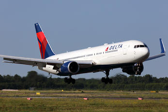 N172DZ - Delta Air Lines Boeing 767-300
