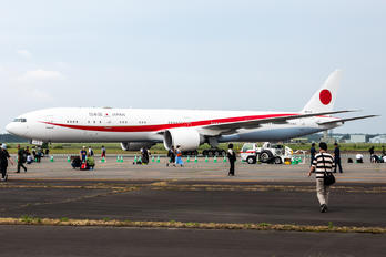 80-1112 - Japan - Air Self Defence Force Boeing 777-300ER