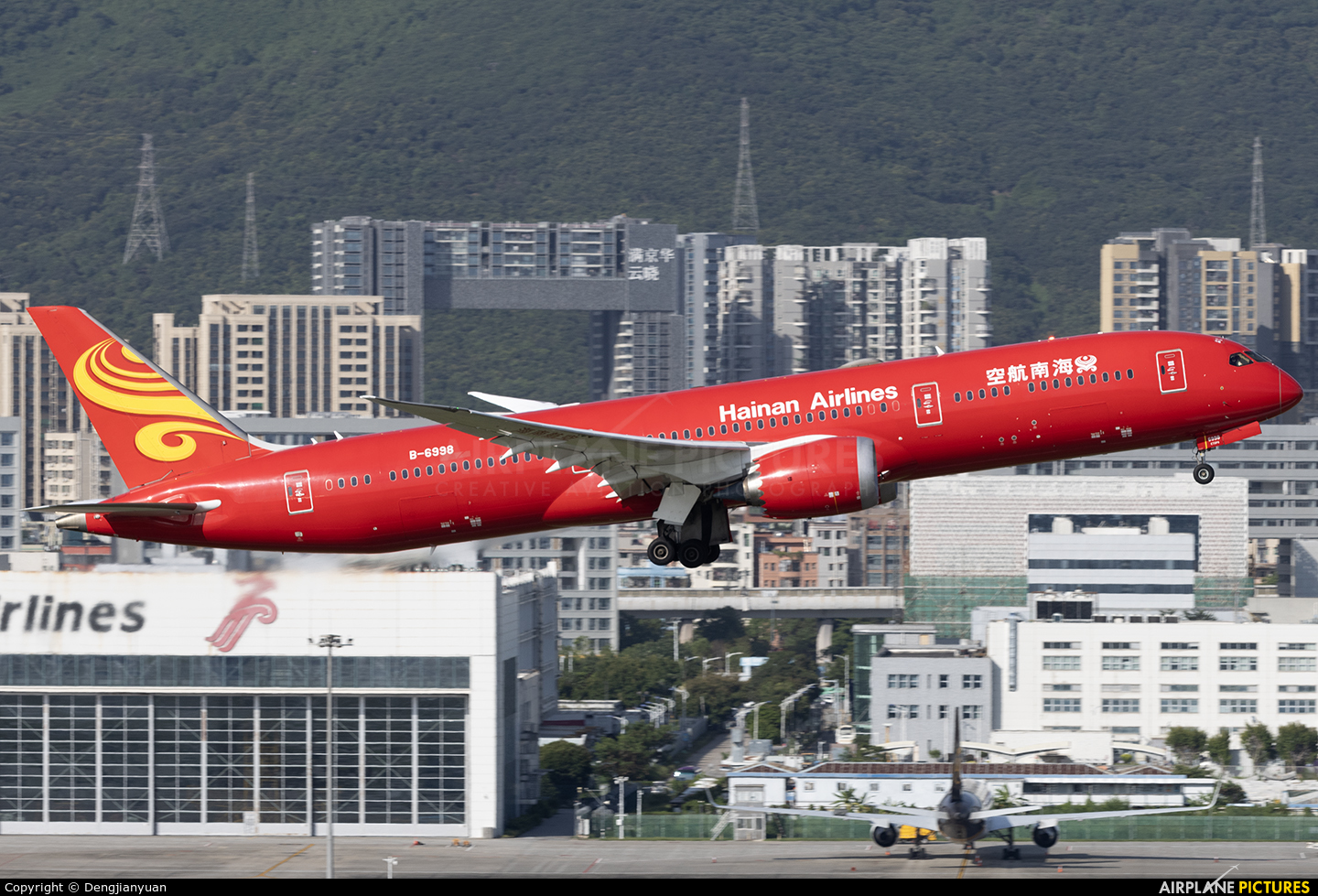 Hainan Airlines B-6998 aircraft at Shenzhen Bao\