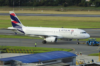 CC-CQP - LATAM Airbus A320