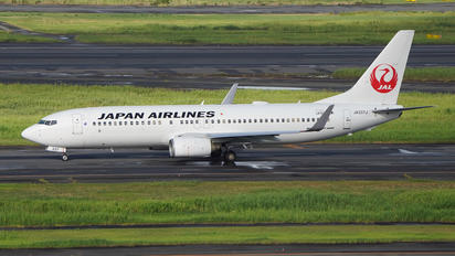 JA337J - JAL - Japan Airlines Boeing 737-800