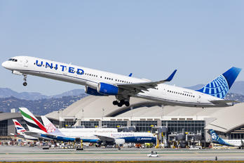 N75851 - United Airlines Boeing 757-300