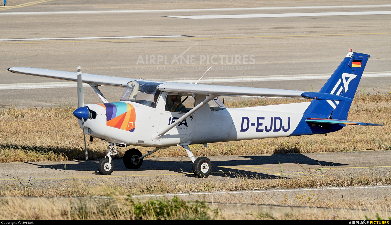 IFA - Instituto de Formação Aeronáutica D-EJDJ aircraft at Cascais