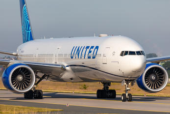 N2352U - United Airlines Boeing 777-300ER