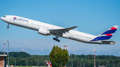 PT-MUH - LATAM Brasil Boeing 777-300ER