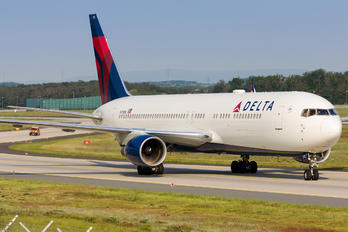 N175DN - Delta Air Lines Boeing 767-300