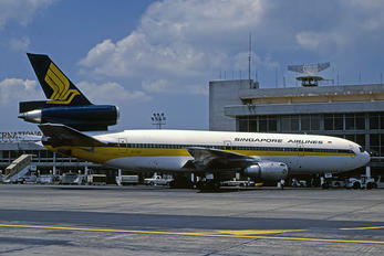 9V-SDF - Singapore Airlines McDonnell Douglas DC-10-30