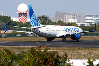 N77295 - United Airlines Boeing 737-800