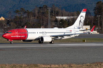 LN-DYM - Norwegian Air Shuttle Boeing 737-800