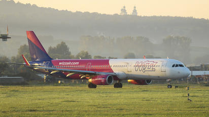HA-LXG - Wizz Air Airbus A321