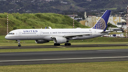 N17128 - United Airlines Boeing 757-200