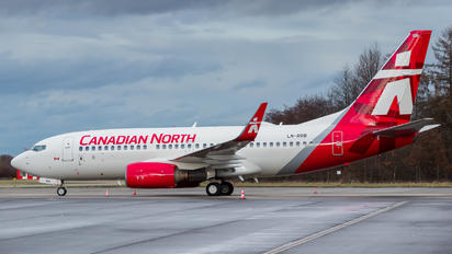 LN-RRB - Canadian North Boeing 737-700