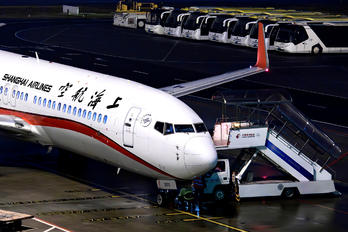 B-207G - Shanghai Airlines Boeing 737-800