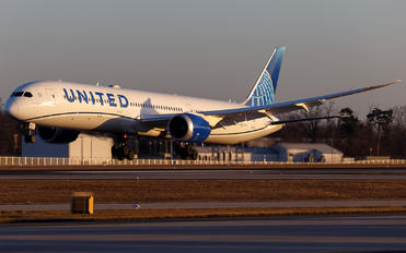 N13018 - United Airlines Boeing 787-10 Dreamliner