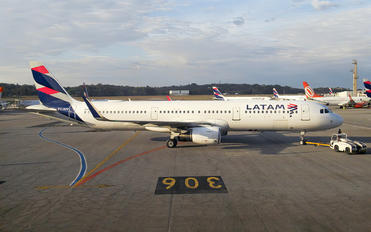 PT-XPF - LATAM Brasil Airbus A321