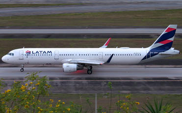 PT-XPH - LATAM Brasil Airbus A321