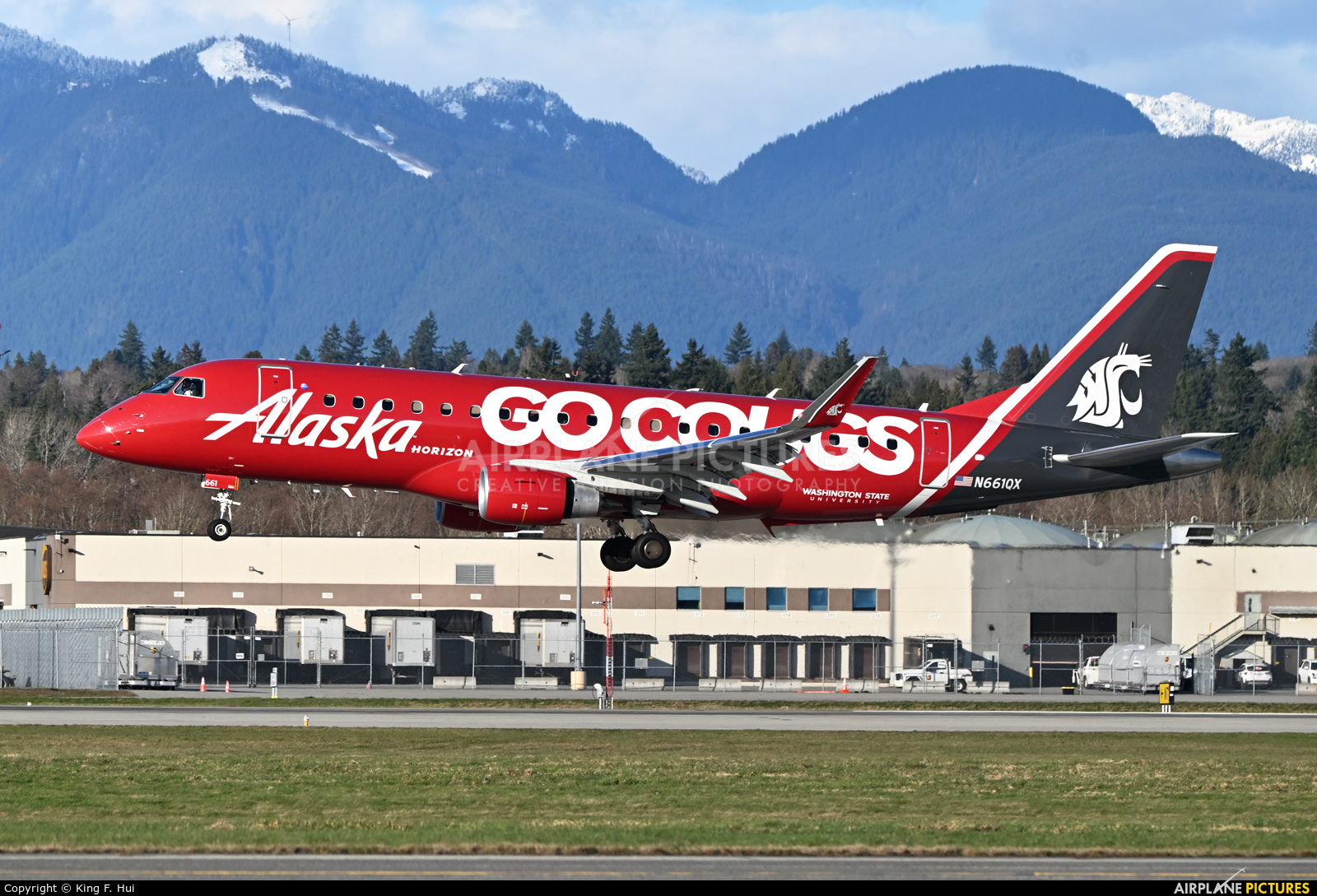 Alaska Airlines - Horizon Air N661QX aircraft at Vancouver Intl, BC