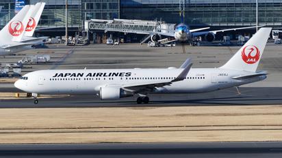 JA616J - JAL - Japan Airlines Boeing 767-300ER